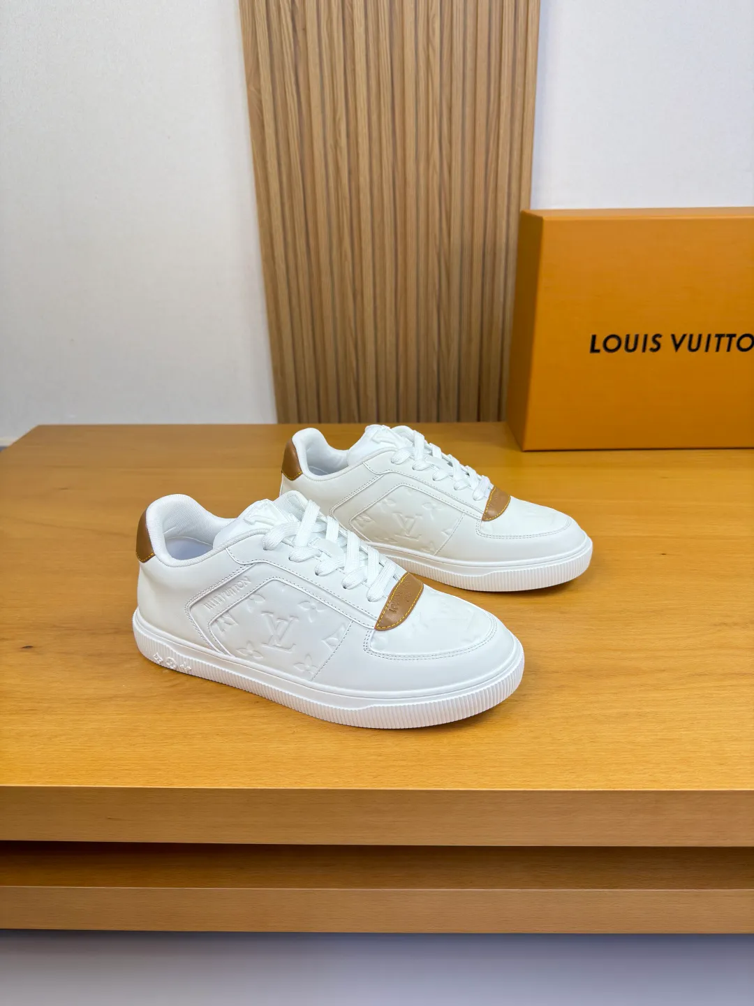 [L Home] Top P: 740💰 Size: 39-44 (customized for 38.45) 2026🆕 Lv new men's high-end original casual sports sneakers Upper: 🔝Nappa calfskin. Air-pressured brand totem, toe box, heel. Air-pressured brand logo, tongue. Sewn brand plastic module Lining: Brand canvas Outsole: Ultra-light TPR rubber; Molded outsole Super high quality control and fine workmanship.